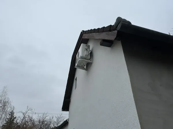 Kültéri egység oromfalon, tetőgerinc alatt