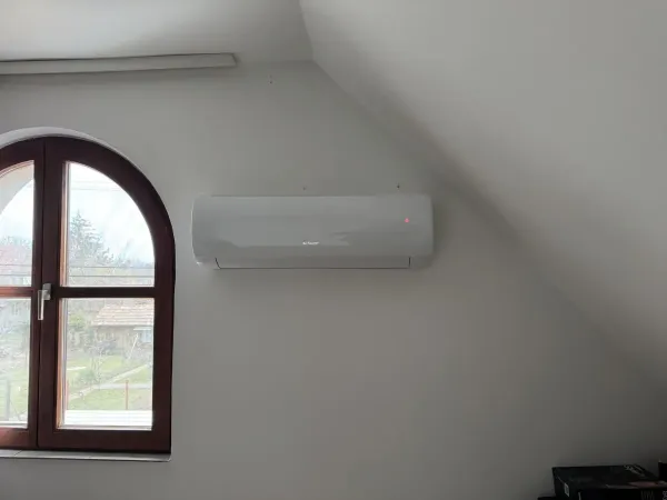 Beltéri egység tetőtéri szobában, ferde fal mellett
