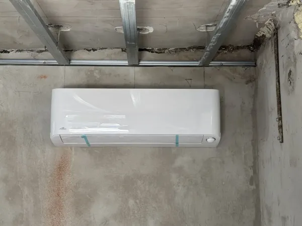 Beltéri egység felszerelve, gipszkarton-váz alatt