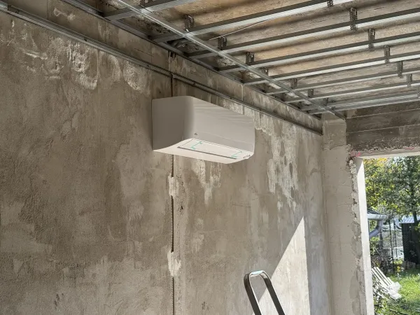 Beltéri egység épülő házban, szerkezetkész falon