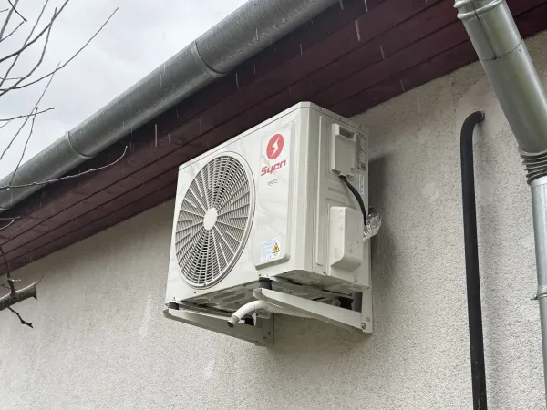 Syen kültéri egység oldalfalon, ereszcsatorna mellett