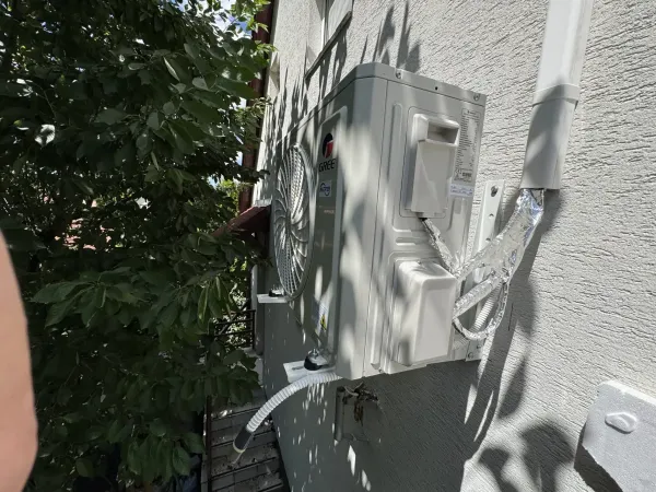Kültéri egység árnyékos oldalfalon