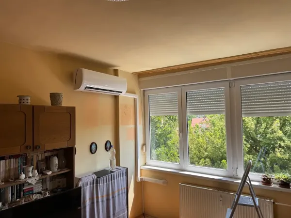 Beltéri egység konyhában, ablak mellett
