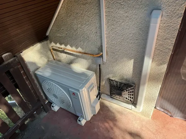 Kültéri egység fedett terasz sarkában