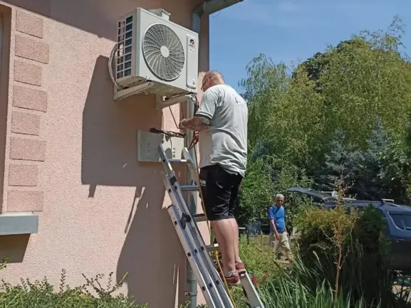 Kültéri egység bekötése létráról