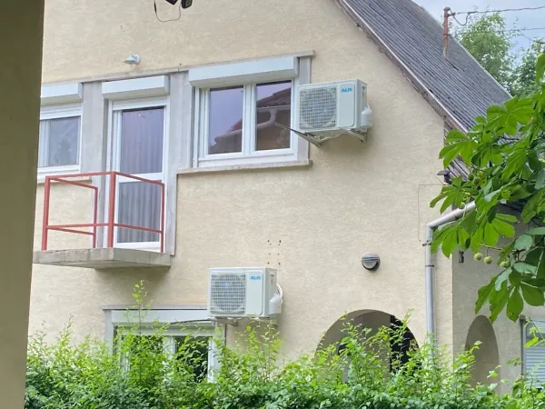 Két kültéri egység a homlokzaton, ablakok mellett