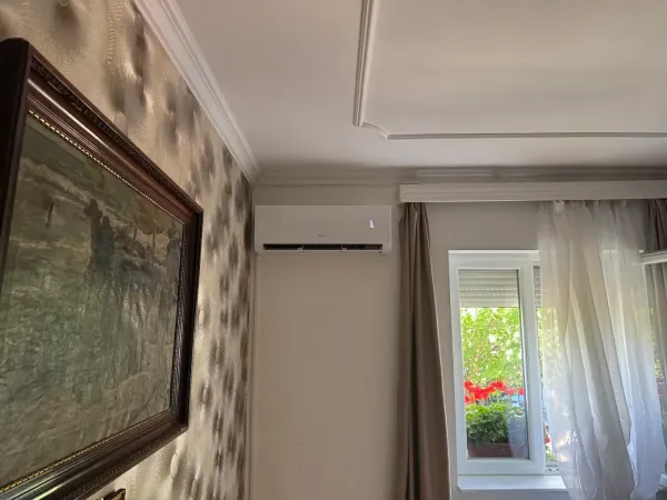 Beltéri egység nappaliban, ablak fölött