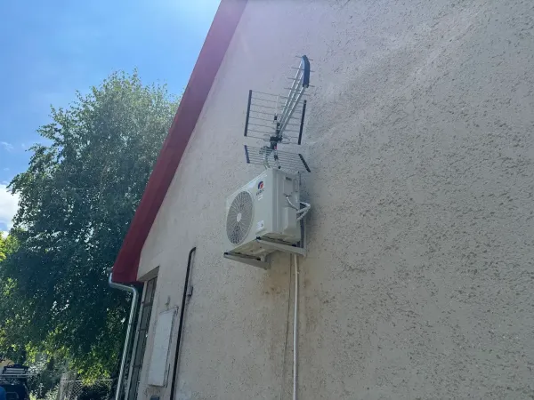 Kültéri egység oromfalon, antenna alatt