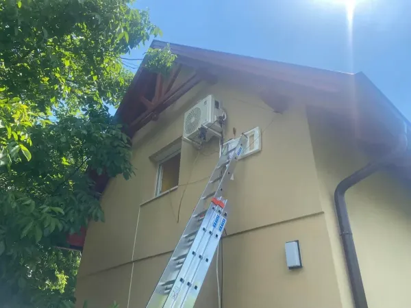 Kültéri egység emeleti falon, létrás megközelítéssel