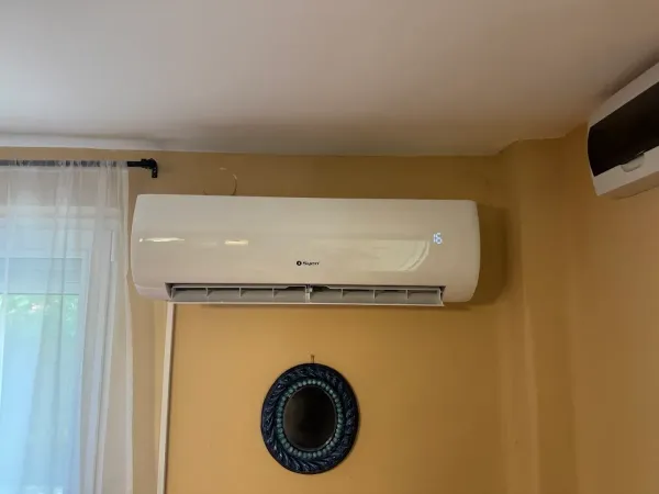 Beltéri egység sárga falon, nappaliban