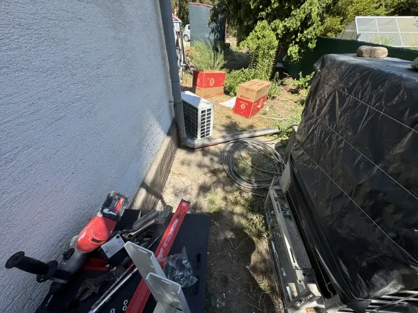 Syen Muse Next 3,5 kW kültéri egység a helyén, csőbekötés előtt