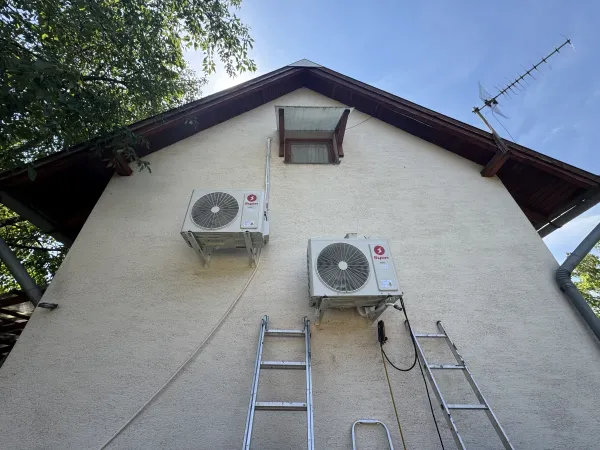Két Syen Muse Next 3,5 kW kültéri egység az oromfalon, telepítés közben
