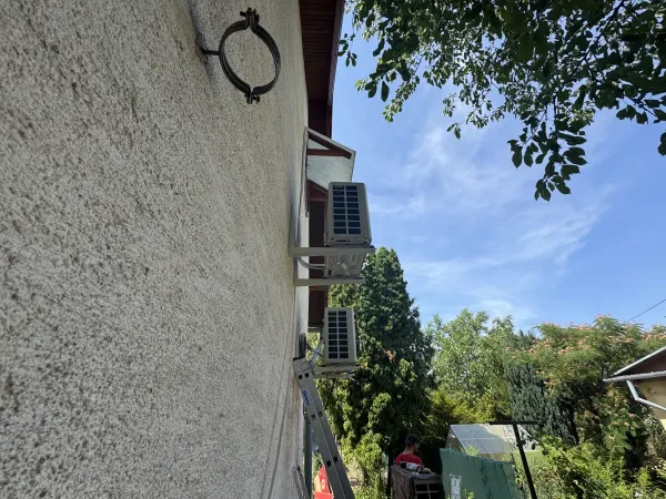 Két Syen Muse Next 3,5 kW kültéri egység a homlokzat magasában