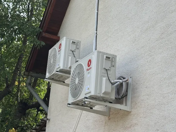 Két Syen Muse Next 3,5 kW kültéri egység egymás fölött, fali konzolon