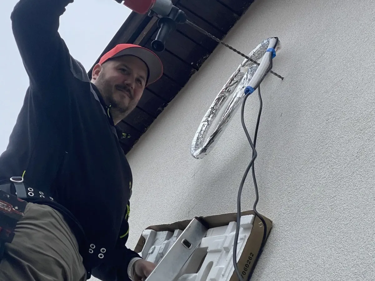 Cseh János klímaszerelő munka közben — kültéri egység telepítése